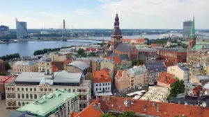 Skats no augšas uz Rīgas vēsturisko centru un Daugavu mākoņainā dienā.