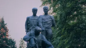 Bronzas piemineklis ar trim karavīriem veltīts vēsturiskajai padomju armijas izvešanai no Latvijas.