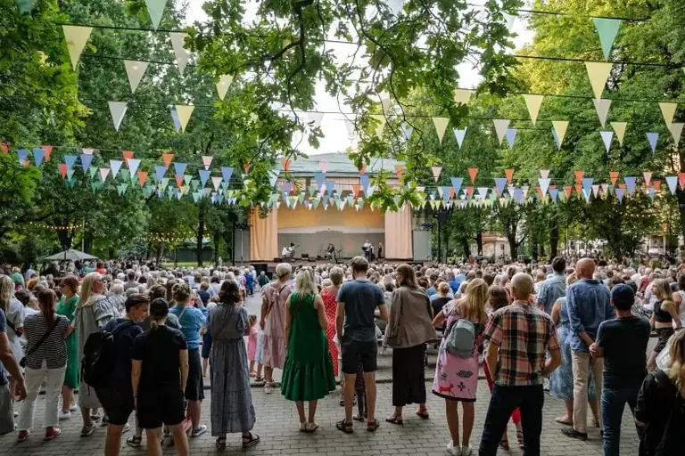 Bezmaksas piektdienu koncerti Vērmanes dārzā līdz 28. augustam