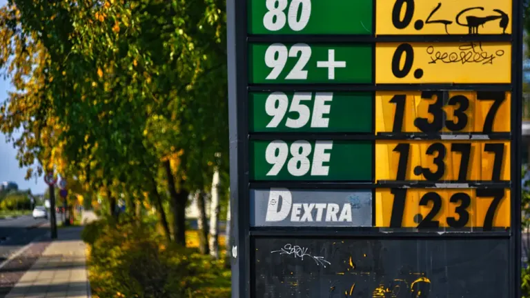 Degvielas cena Latvijā: ko nedēļas izmaiņa maksā vadītājam