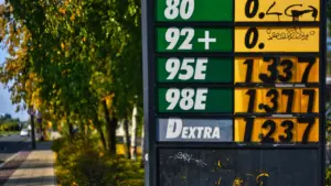 Degvielas uzpildes stacijas cenu tablo ar dažādu degvielas veidu cenām Latvijā.