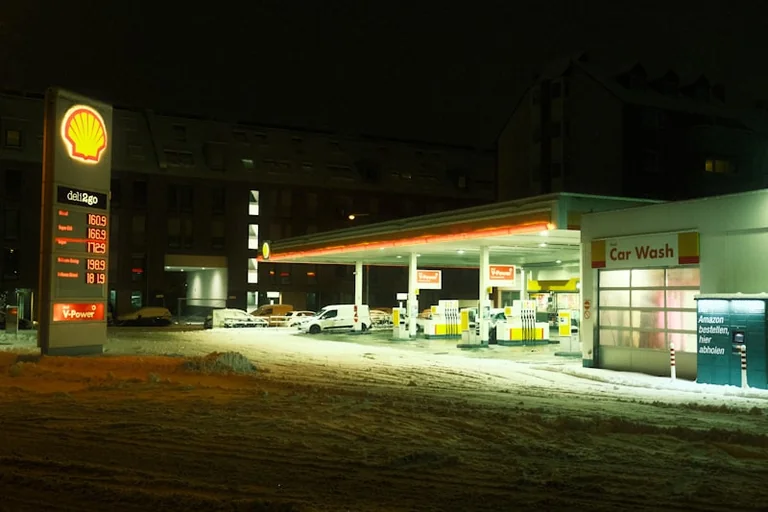 Degvielas cenas Baltijā: salīdzinājums bez nodokļu jucekļa