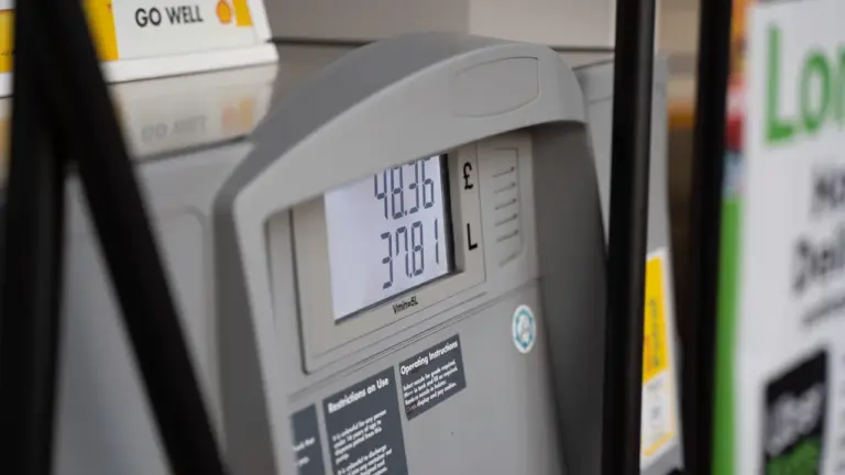 Degvielas uzpildes sūkņa digitālais ekrāns, kas rāda degvielas cenu un uzpildīto daudzumu.