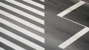 Gājēju pāreja uz ielas, kas simbolizē satiksmes drošību pirms Zinību dienas sākuma Rīgā.