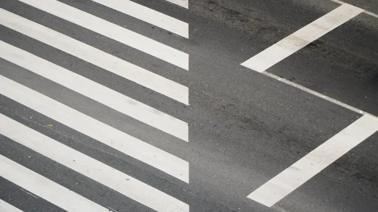 Gājēju pāreja uz ielas, kas simbolizē satiksmes drošību pirms Zinību dienas sākuma Rīgā.
