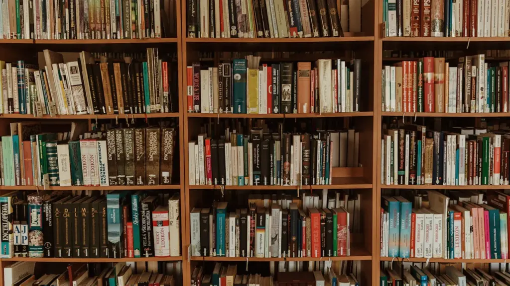 Koka grāmatu plaukti pilni ar dažādām grāmatām bibliotēkā, gatavi jauno grāmatu dienai.