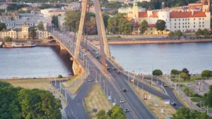 Skats no augšas uz Rīgas tiltiem un satiksmes plūsmu pāri Daugavai