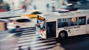 Autobuss brauc pa ielu, radot sajūtu par nokavētu transportu un steigu