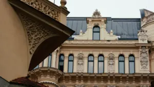 Krāšņa Rīgas vecpilsētas arhitektūra ar skulpturāliem elementiem vēsturiskajā pilsētas centrā.