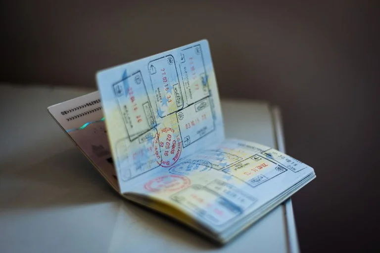 Digitālās robežas: kā Latvijas ceļotājiem sagatavoties braucienam