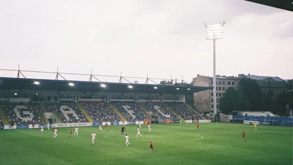 Futbolisti spēlē spēli Skonto stadionā Rīgā, gatavojoties gaidāmajiem starptautiskajiem futbola čempionātiem.