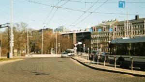 Autobuss uz Rīgas ielas rudens un ziemas sezonas sākumā ikdienas satiksmē