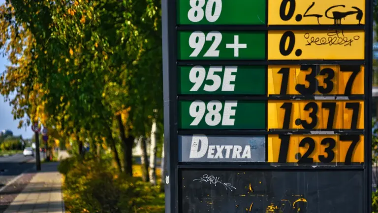 Degvielas cena Latvijā: ko nedēļas starpība nozīmē 40 litru uzpildei