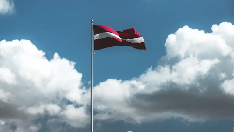 Latvijos vėliavos istorija: spalvų simbolika ir valstybingumas
