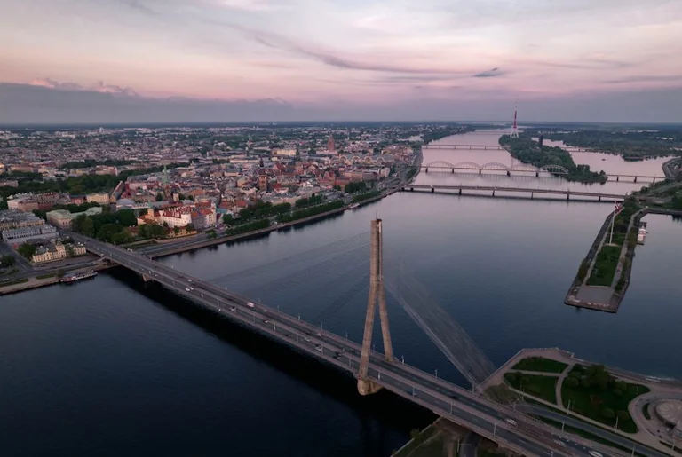 Latvijos vėliavos istorija: spalvų simbolika ir valstybingumas