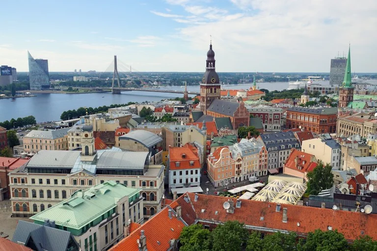Latvijos vėliavos istorija: spalvų simbolika ir valstybingumas